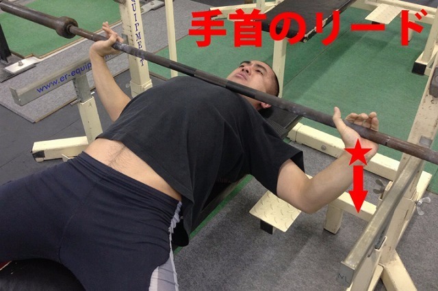 Bタイプは手首でリードしていく。肘は意識せず手首がぶれないようにすることが大切。