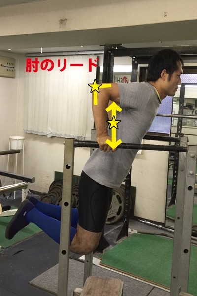 みぞおち後ろを安定させて肘のリードで身体を降ろし、背中を絞るようにみぞおち後ろでリードして肘を伸ばす