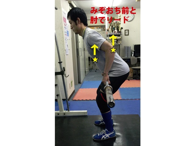 A1タイプの引き上げる動作の意識 みぞおち前を引き上げる意識をきっかけに、肘でリードする