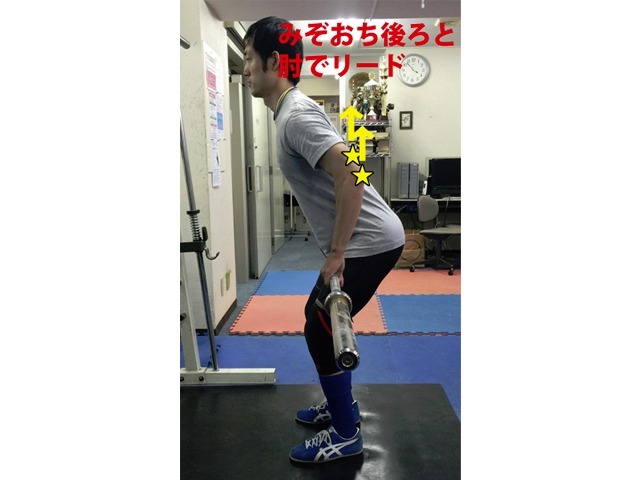 A2タイプの引き上げる動作の意識 みぞおち後ろを引き上げる意識をきっかけに、肘でリードする