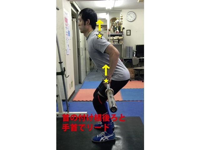 B1タイプの引き上げる動作の意識 首の付け根後ろを引き上げる意識をきっかけに、手首でリードする