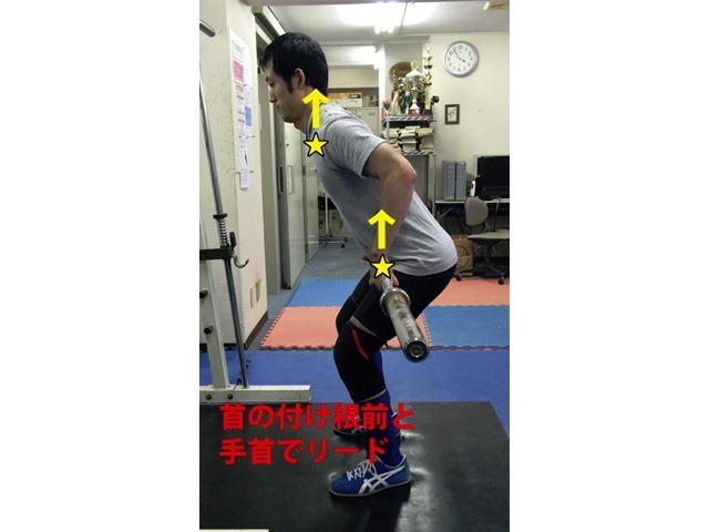 B2タイプの引き上げる動作の意識 首の付け根前を引き上げる意識をきっかけに、手首でリードする