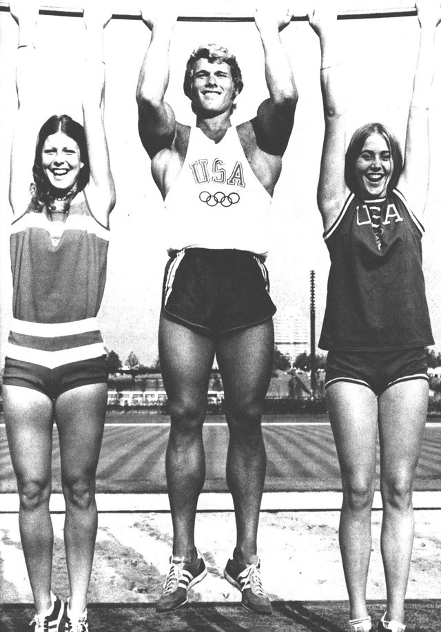 オリンピック村の練習場で。2人の女性デアンヌ・ウイルセン（左）とサンディ・ゴルズベリーはともにアメリカのハイ・ジャンプの選手。
