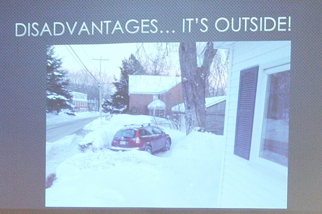 天候の影響の一例。自宅の車が雪に覆われている。移動はもちろん屋外でのトレーニングの実施も困難である
