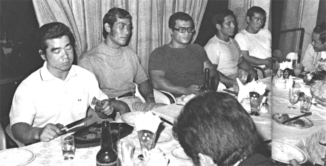 招待選手の宿舎にあてられた法華クラブ11階のレストランで食事をする選手たち、末光、吉村、遠藤、水上選手等の顔が見える。
