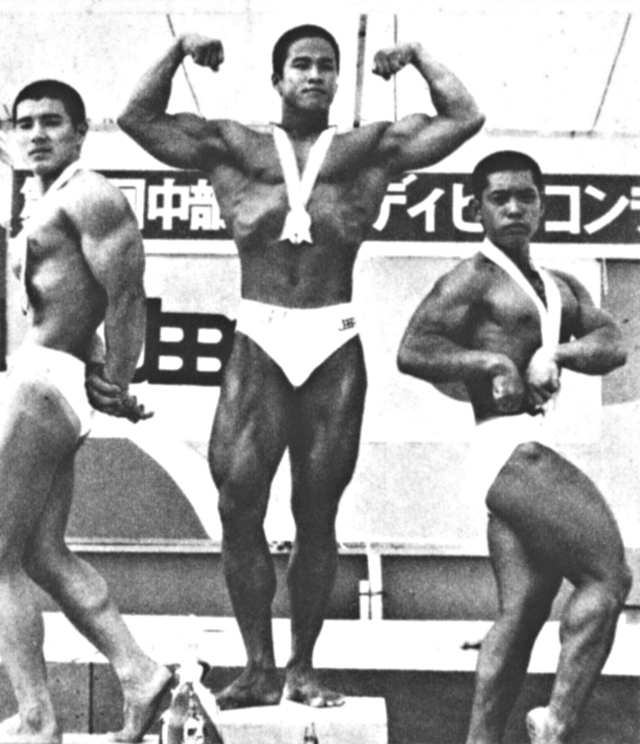 写真は上位入賞３選手。左から２位大石、１位須藤、（浅井）、３位鈴木