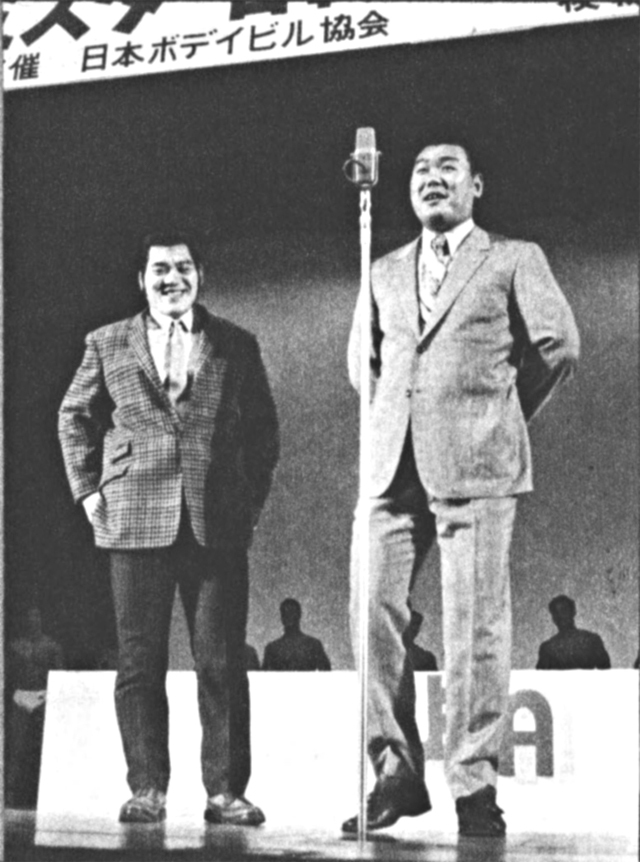 お祝いの言葉を述べる国際プロレスのグレート草津とストロング小林(左)