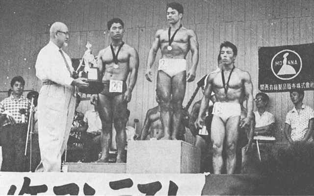 昭和36年第１回ミスター全日本コンテスト。左から２位・金沢選手、１位・大久保選手、３位・東選手 
