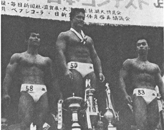 昭和43年度第14回ミスター日本コンテスト入賞者。左から2位・吉村、優勝・吉田、3位・中尾の3選手