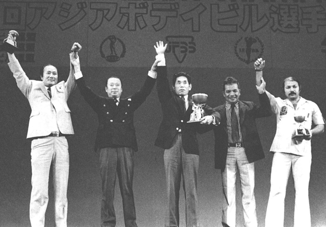 団体賞。左から2位のイラク団長、玉利JFBB会長、優勝した日本の金沢団長、マカシアーノABBF会長、3位の韓団団長