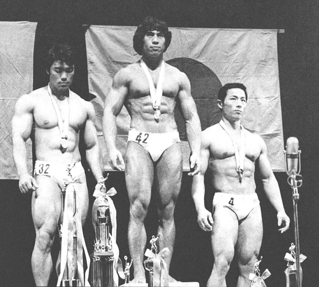 1975年第21回ミスター日本。左から2位・奥田孝美、1位・榎本正司、3位・石神日出喜