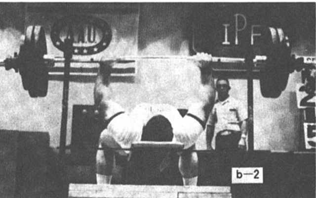 <写真ｂ－２>　ビル・セノーのベンチプレスはナローグリップです。彼の肩と腕の強さを充分に生かしたテクニックです。バーを胸におろした時、肘は胴体に対して45度の角度にあります。これは、胸からバーを離す時、肩の筋力を有効に使うためです。