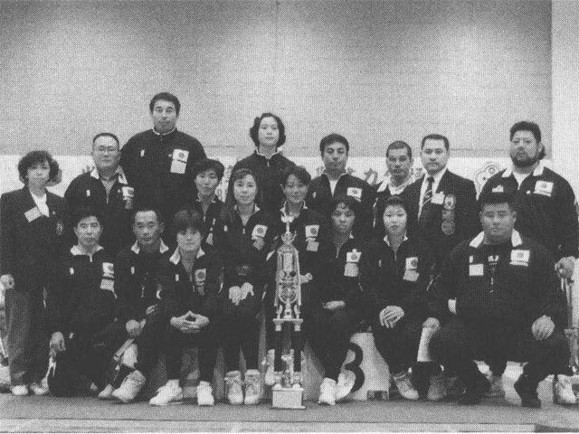 日本チーム全メンバー。世界大会の優勝に感無量の山崎選手(後列中央)だったが･･････
