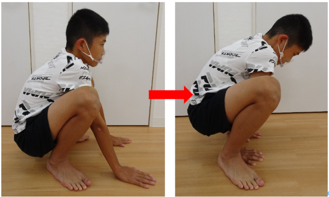 写真２：カエルジャンプ（両手を地面に着き、両足が手の横になるようにジャンプする） ※掌で地面を押すことがポイント 。足首・膝・股関節の可動域が広がり、ケガをしにくい身体へ