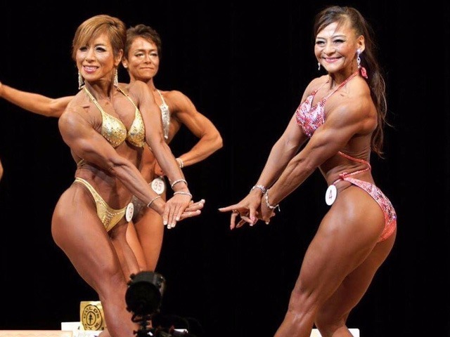 （★）第34回女子日本フィジーク選手権大会にて。左：山野内 里子選手、右：大澤 直子選手。