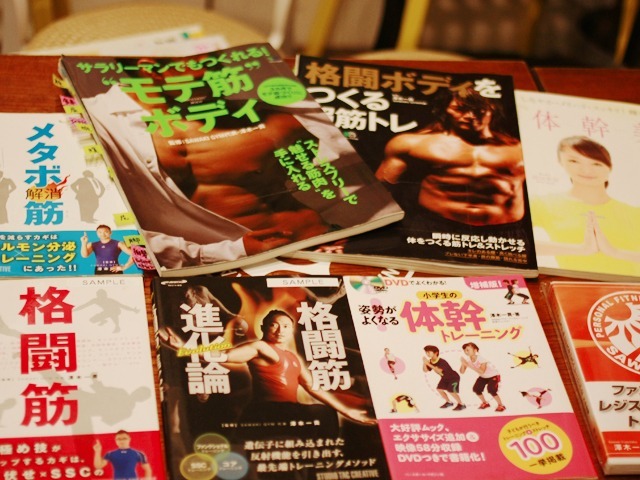 こちらが澤木さん監修の本の数々…！すごい…★　雑誌を含めたら膨大な量で収まりません！！