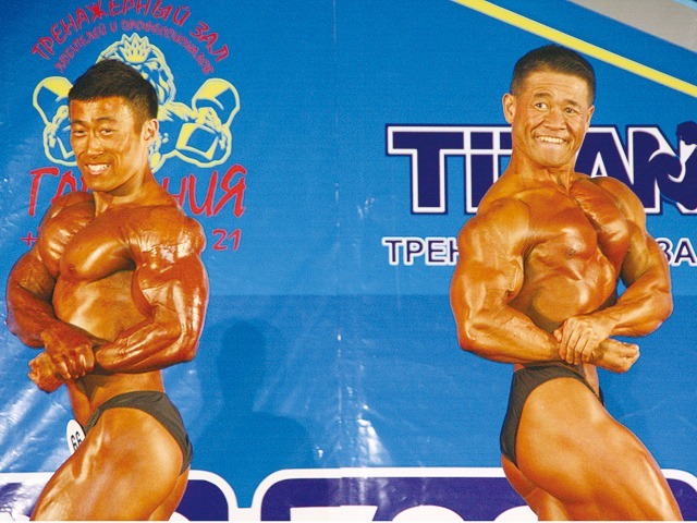60kg級優勝のイ・スンホン（韓国・左）と日本の津田
