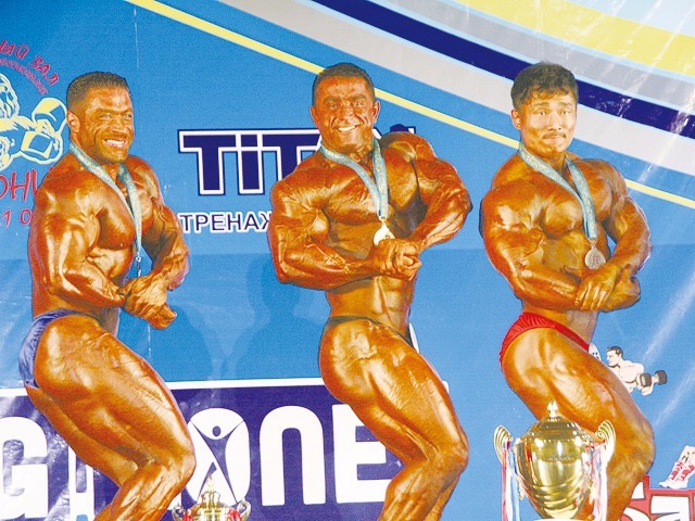 90kg級表彰、左より2位タラク（クェート）、1位マーディ（イラン）、3位チョ（韓国）