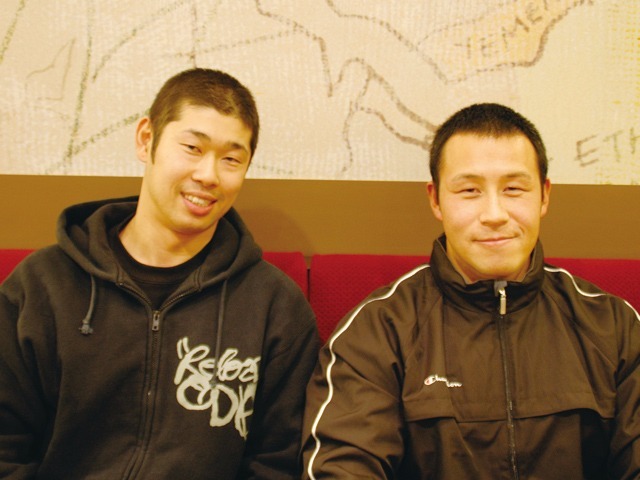 勝俣さん（左）とともに。甘いもの好きな西谷選手はこの時、コーヒーショップの抹茶クリームフラペチーノを美味しそうに飲んでいた