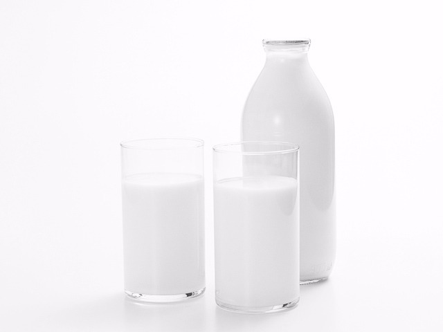 牛乳はビタミンDが豊富ですが、1日の必要量を摂取するにはグラス10～20 杯飲まなくてはなりません