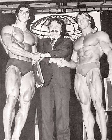 １９７４年５度目のミスターオリンピアに輝いたアーノルド（右）と２位のルー・ フェリグノ（左）。中央はジョー・ウィダー