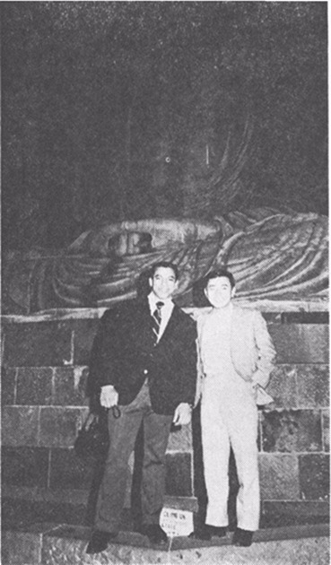 鎌倉の大仏さまの前で、クリスと筆者