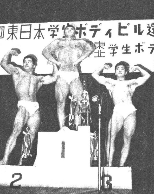 表彰式後カメラマンの住文に応えてポーズをとる上位入賞者。左から2位吉見、1位徳田、3位山村の3選手。