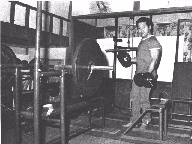 ホーム・ジム拝見 6畳間いっばいの器具が自慢