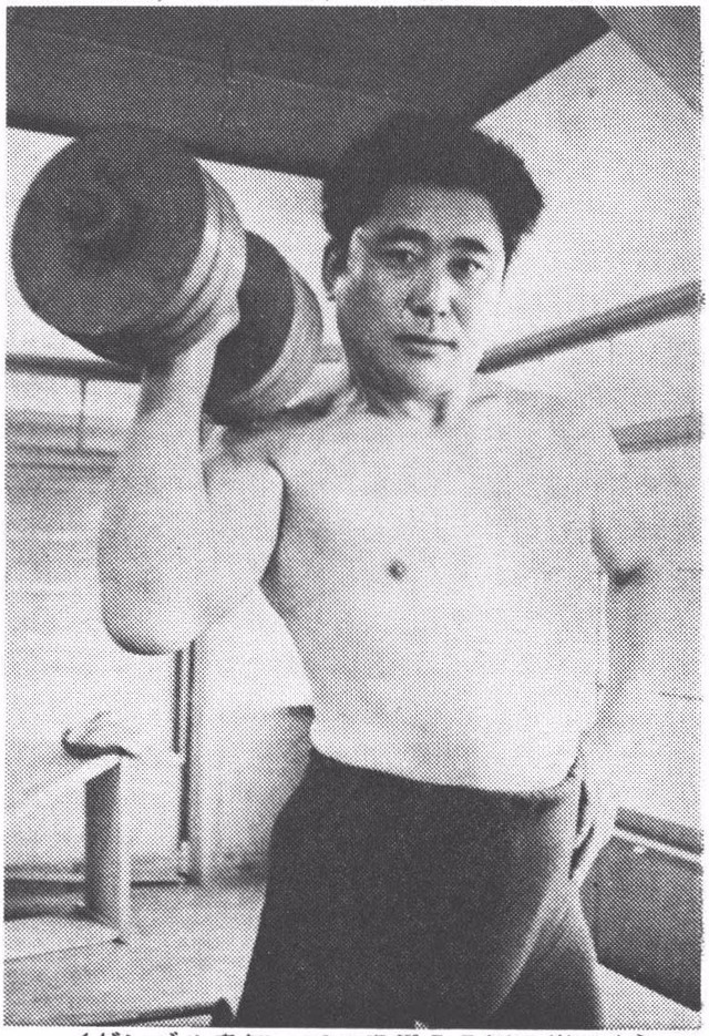〔ダンベルを使って体を鍛える清美川さん 1956年，鴨池グランド控室にて〕