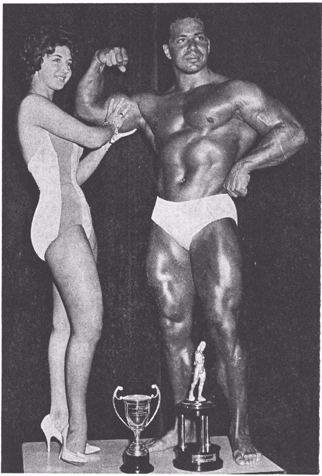 〔1961年ミスター・ユニバース・コンテストで優勝したビル・パール。左はジュニア・ミス・ブリテンに選ばれたジャネット嬢（18歳）