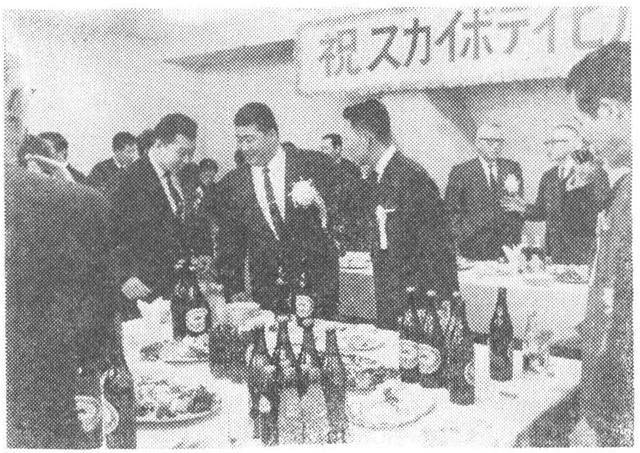 ジムびらきのレセプションで玉利理事長と歓談する金子会長。金子氏は力道山時代プロ・レスラーとして鳴らした人である。