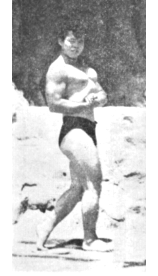 アフター練習５年目。22歳当時の写真。体重 82kg、胸囲 125cm、腕囲 42cm、腿囲 63cm、身長 171cm。1962年度ミスター日本コンテストに３位入賞。