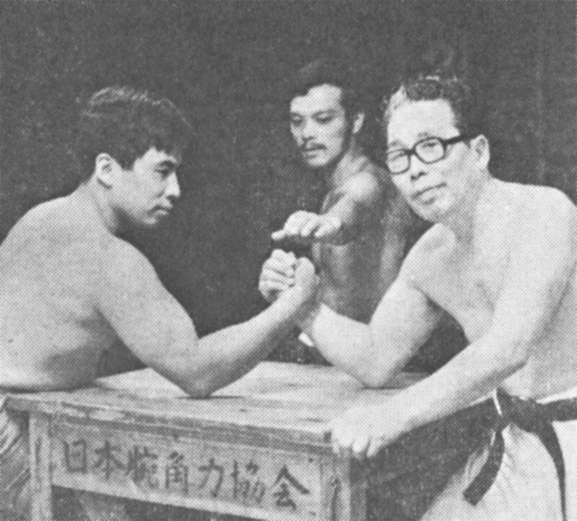 山本五段(左)と練習する筆者(70才)