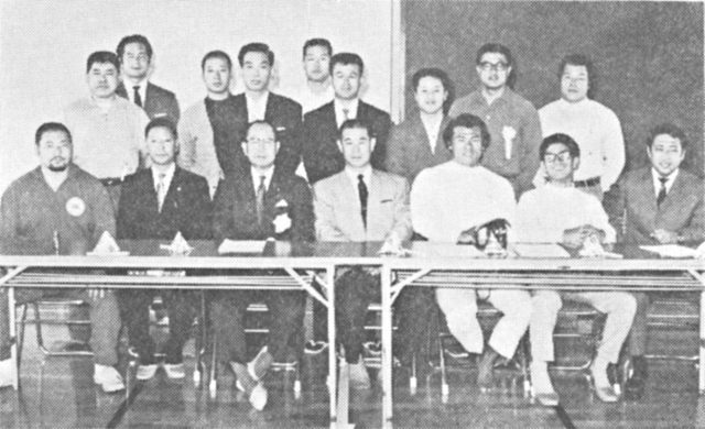 東京協会の役員。前列左端が温井副理事長、１人おいて山田会長、その右どなりが栗山理事長