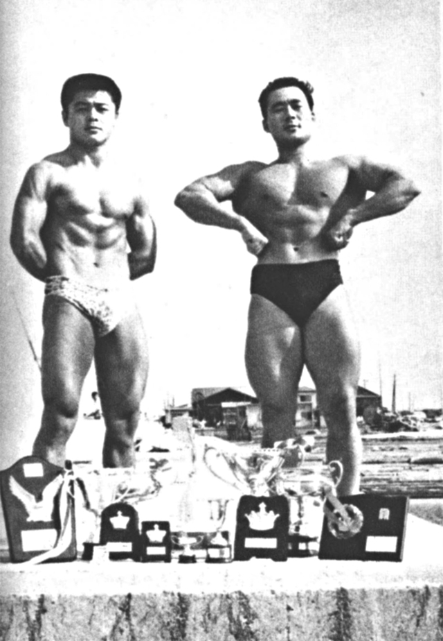 1961年9月、ミスター神奈川コンテストに出場した加藤氏（左）。右は1961年度ミスター日本、土門義信氏（現在はアメリカでジムを経営している）