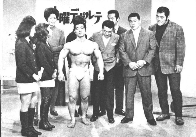 日本一の男性美を披露する末光選手と出演者たち