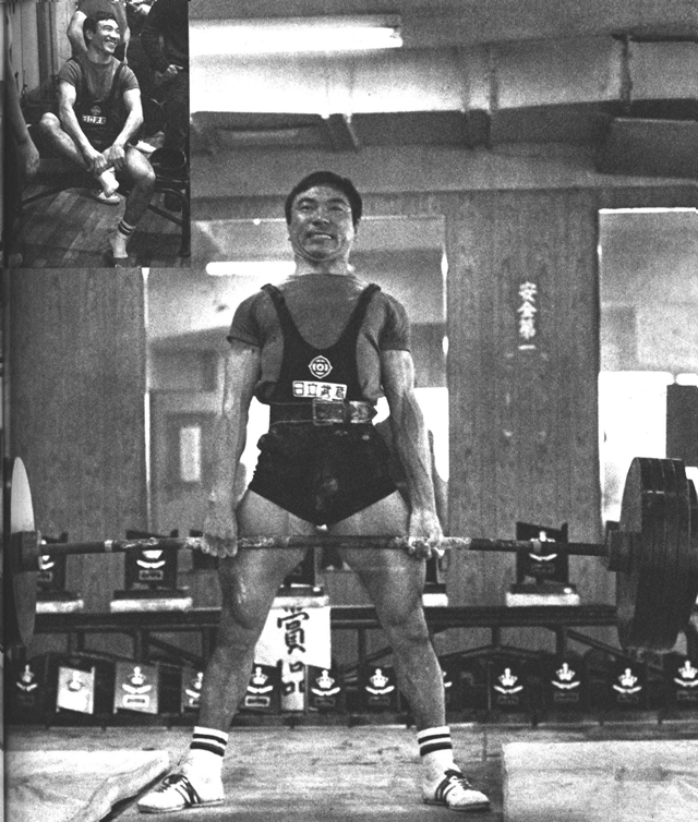 写真は因幡選手がデッド・リフト227.5kgに成功した瞬間と全来記録を破エて喜色満面の因幡選手。
