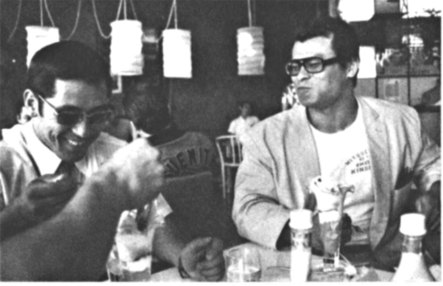 フルーツ・パフェに舌つづみを打つ水上選手(左)と遠藤氏。たくましい男性と女性的な食べ物―、ちょっと妙な取り合わせである。