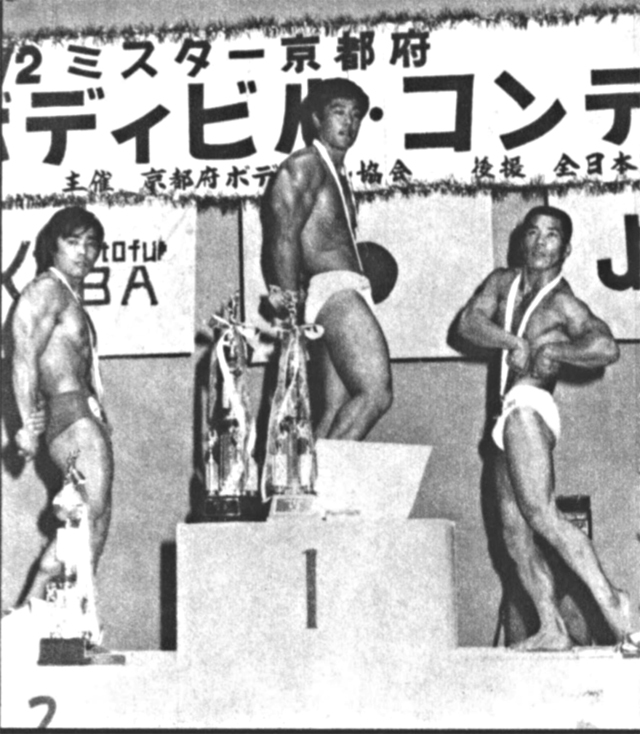 写真は若さに溢れたポージングで見事優勝した酒井（中央）と２位奥田（左）、３位坂崎（右）の各選手