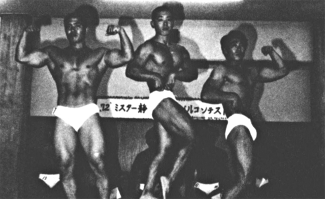 表彰台の上でポーズをとる左から２位石切山、１位鈴木、３位伊藤の上位３選手