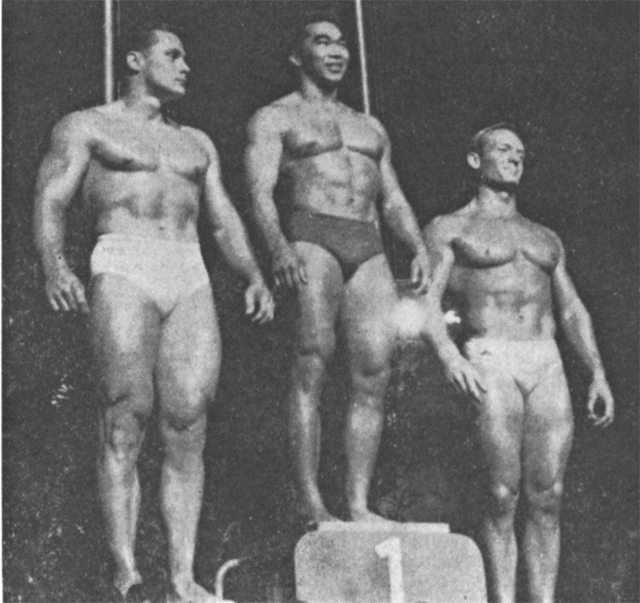 プロポーションのよさとポーズで'61ミスター・ワールドを獲得したコーノ(中央)。左は2位のＢ・マーチ、右は3位のマイアック。(筆者撮影)
