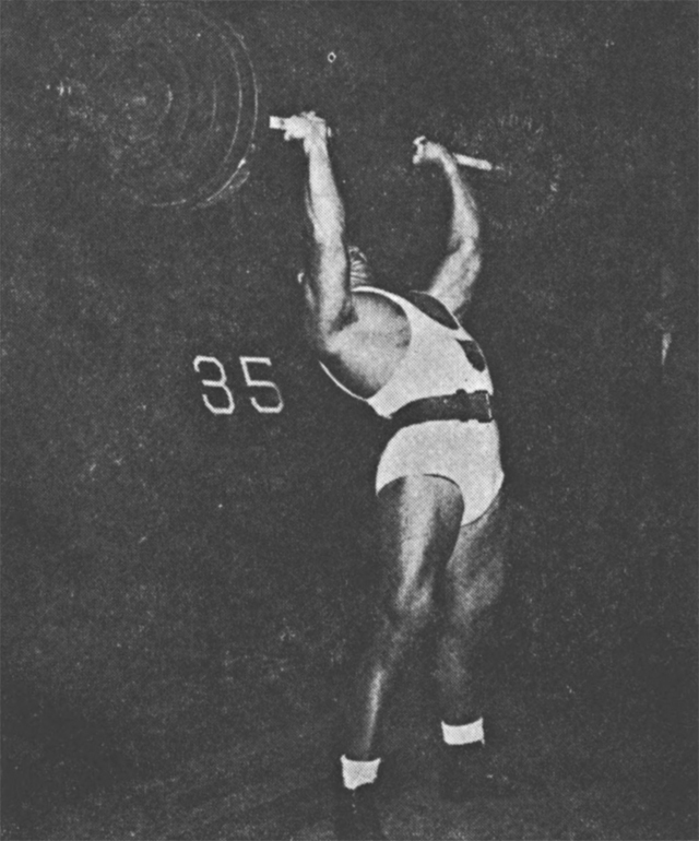 1961年5月26日、ホノルルで行われた競技会でミドル・ヘビー級プレスに158.5kgの世界新記録を樹立した瞬間。