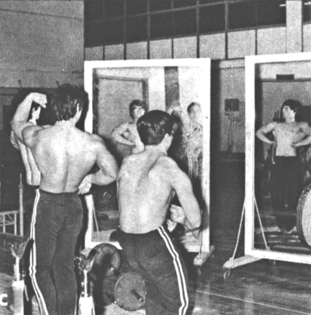 C●トレーニング場の中央には大鏡があり、ポージングの練習はいつもここでやる。