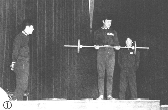 ①武道祭でトレーニング法の実演を行う部員たち。中央は前主将の辻村幹雄選手。