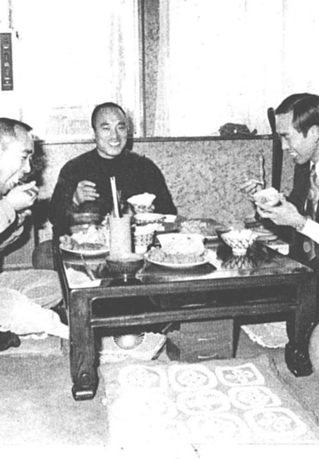 12:00　兄の明広さん(左)、弟の宥之さん(右)といっしょに昼食。メニューは、トンカツ1枚、鳥のカラアゲ、生野菜1皿、ミソ汁、大豆の煮物、生玉子2個。食後にリンゴ1個。