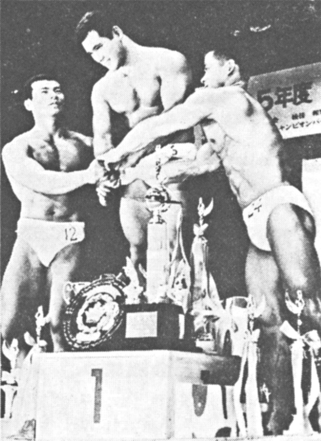 〔1965年度ミスター日本コンテスト。左から3位・遠藤、1位・多和、2位・小笹の各選手〕