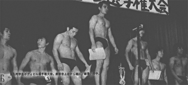全九州学生ボディビル選手権大会。表彰台上左から堀川、鎌倉、田中。