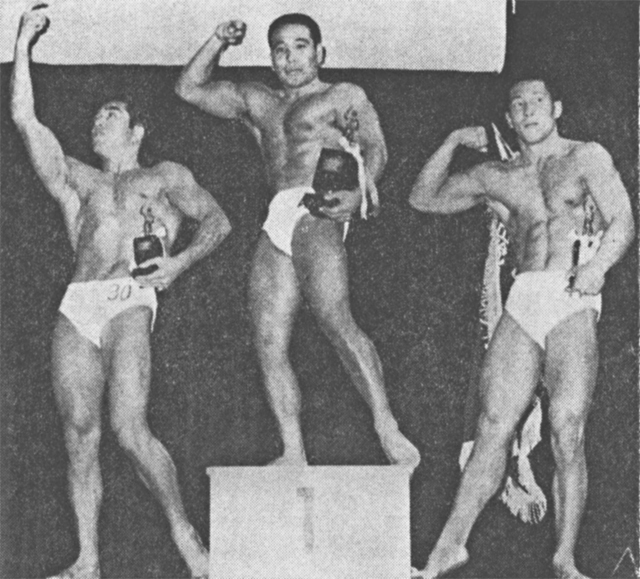 第1回全日本実業団ボディ・コンテスト入賞者。左から中畑（青年の部優勝）、小笠原（壮年の部優勝）、狩野（青年の部2位）の各選手