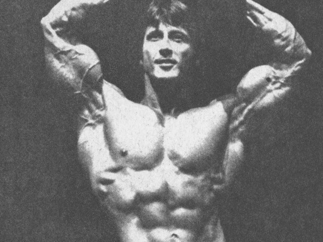 1977IFBBミスター・オリンピア・コンテスト 栄冠、フランク・ゼーンの頭上に輝く