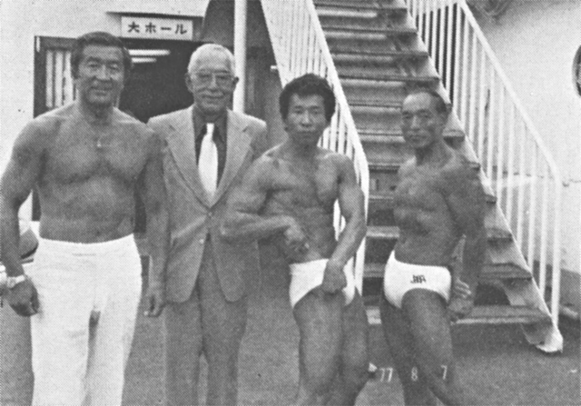 1977年度ミスター神奈川コンテストを観戦したあと役員・選手と記念撮影左から佐伯さん、田鶴浜神奈川県協会々長、阿野田選手、嶋崎選手